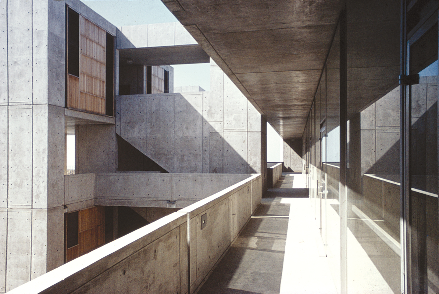 Kahn begins six-year construction on Jonas Salk Institute in La Jolla, CA.